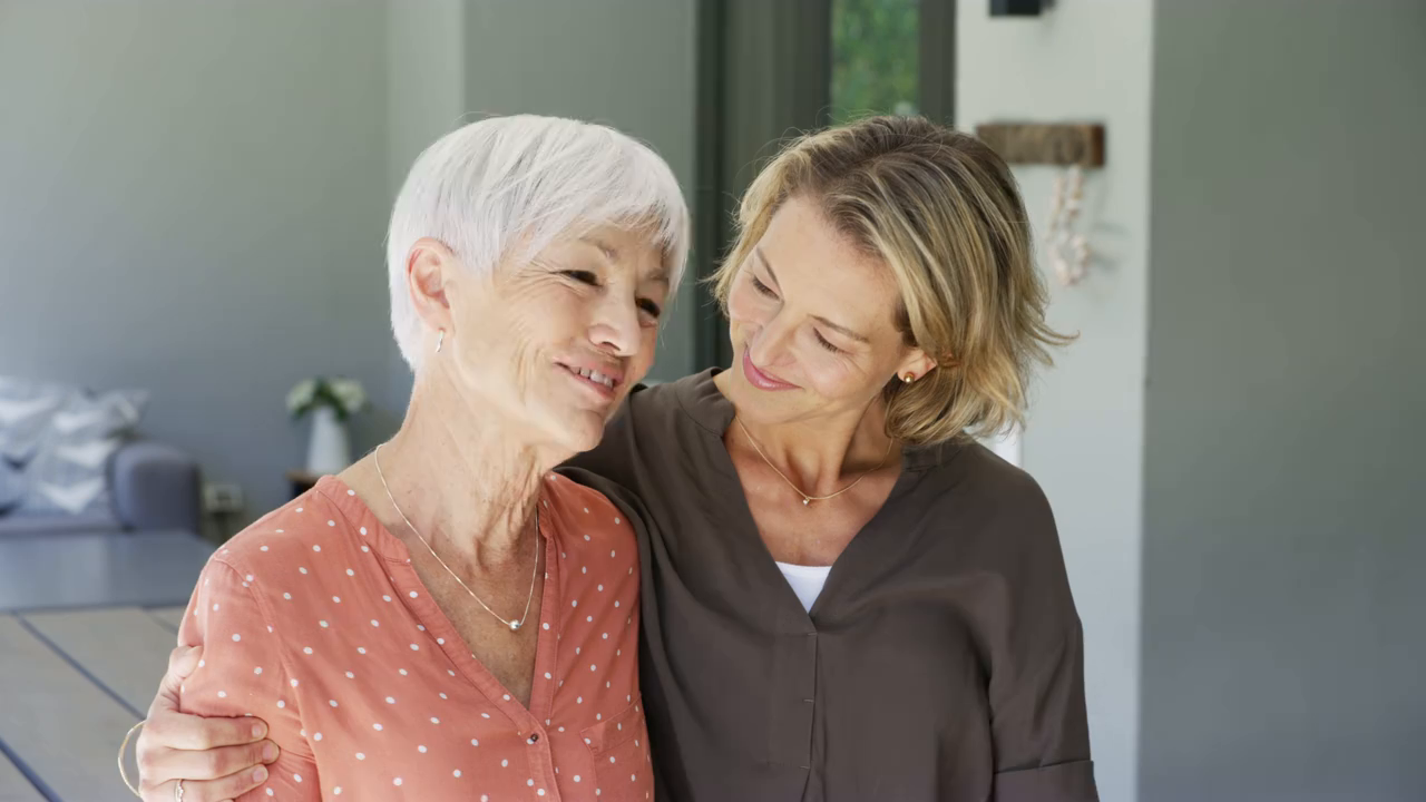 Femme soutenant sa mère