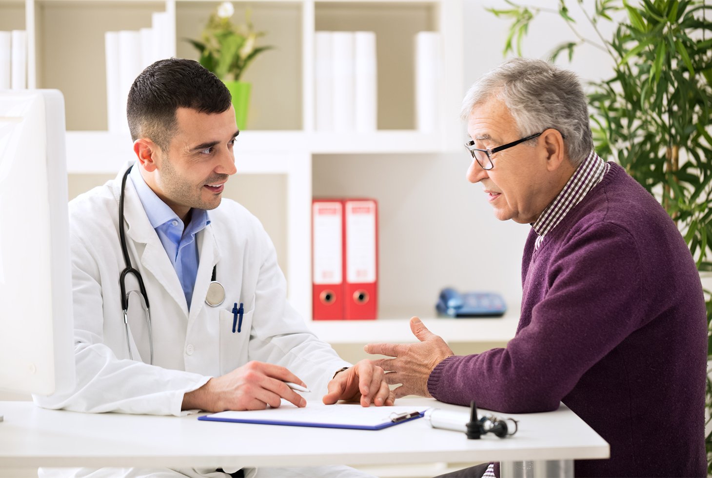 Un médecin échange avec son patient sur les différents types de traitements médicamenteux de l’incontinence urinaire