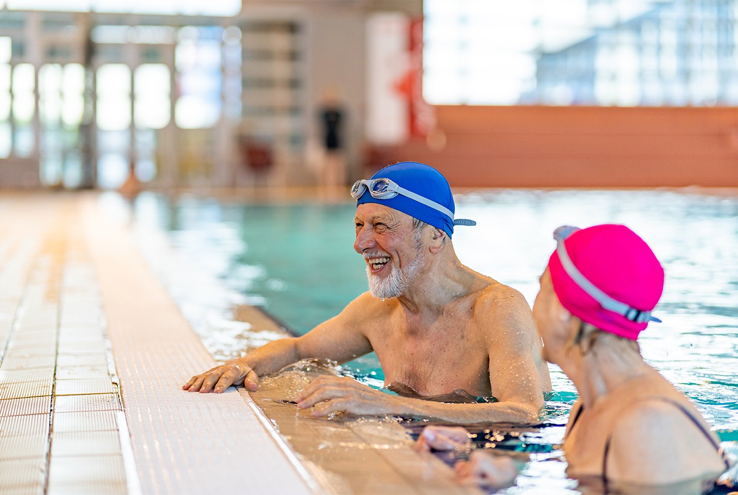Deux seniors lors de leur séance de natation, une activité physique recommandée pour prévenir et réduire les fuites urinaires.
